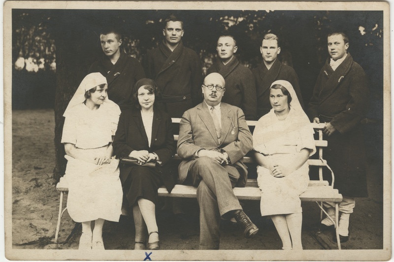 Bakterioloogia Instituudi töötajad koos patsientidega [Alumine rida, vasakult teine-Alma Pung (1893-1959)]