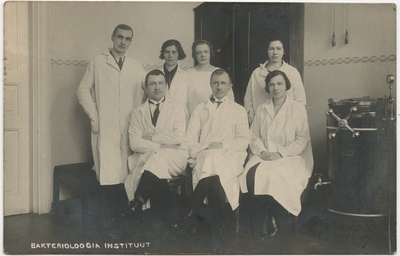Bakterioloogia Instituudi töötajate grupifoto  duplicate photo