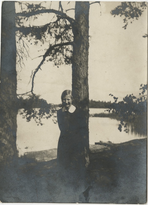 Tüdruk järve ääres