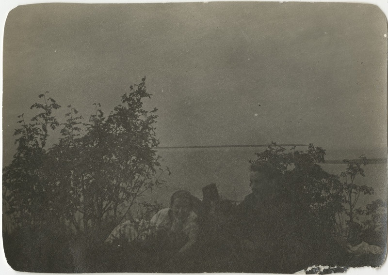 Mees ja naine järve ääres puhkamas