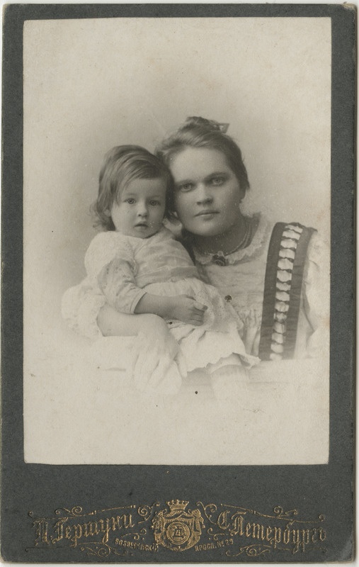 Portreefoto naisest kelle süles on väike tüdruk