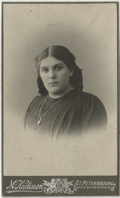 Portreefoto naisest  duplicate photo