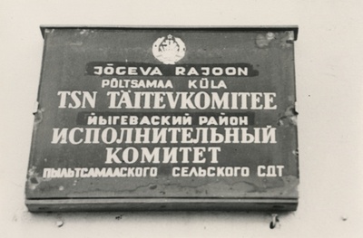 Jõgeva rajooni Põltsamaa küla TSN Täitevkomitee hoone silt.  duplicate photo