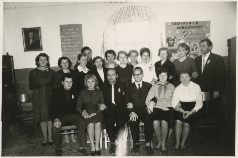 Ühisfoto Eesti ja Leedu õpetajatest Eesti ja Leedu pioneeride sõpruspeol Nõmmeveere 8-klassilises koolis