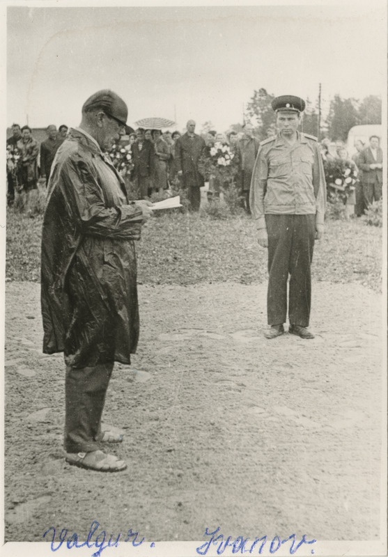 Gori Valgur pidamas kõnet mälestustahvli avamisel 1941.a ja 1944.a Põltsamaa lahingutes langenutele