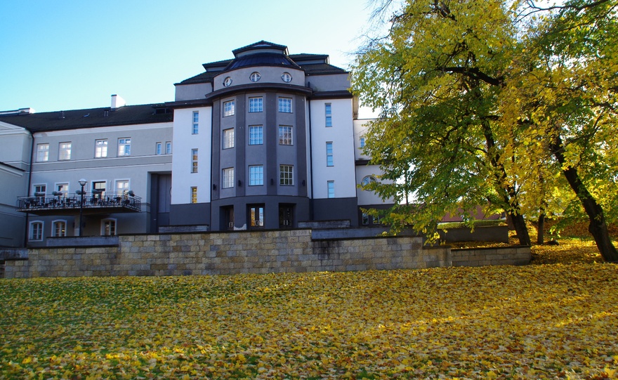 Rakvere Teater, fassaadivaade. Arhitektid Johann Ostrat, Tõnis Mihkelson rephoto