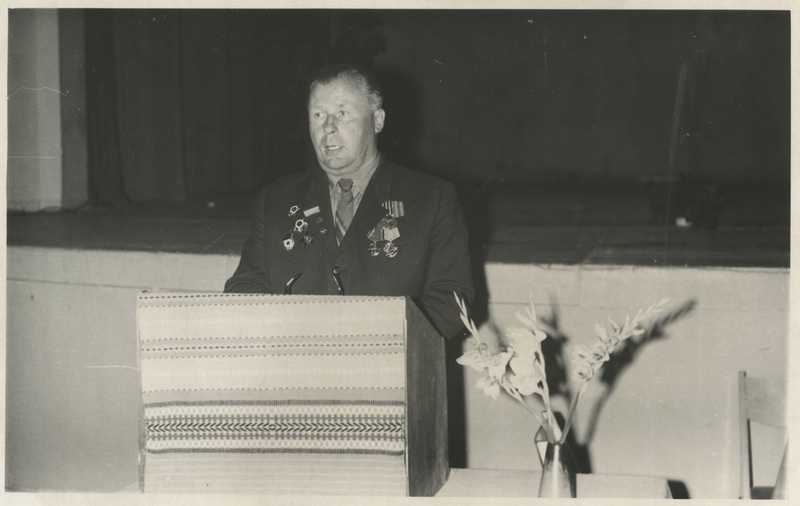 Pavel Tisler kõnelemas sõjaveteranide autasustamisel, Põltsamaa vabastamise 25. aasta juubelipäeva puhul Põltsamaa kultuurimajas