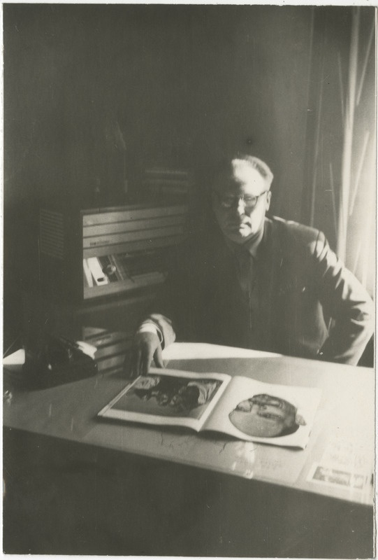 Tundmatu mees laua taga istumas