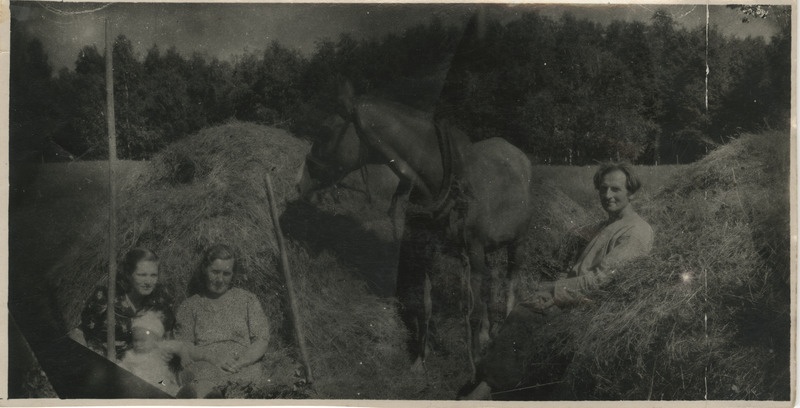 A. Ivan perekonnaga Põltsamaa külanõukogu. V. J. Lenini nimeline kolhoos
