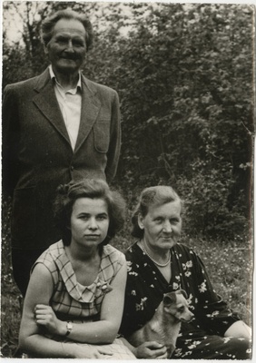 H. Ivan koos perekonnaga  duplicate photo