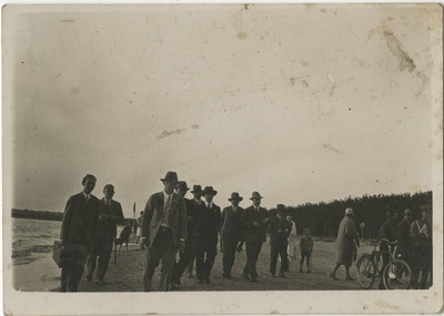 Tundmatud kodanikud mere ääres  duplicate photo