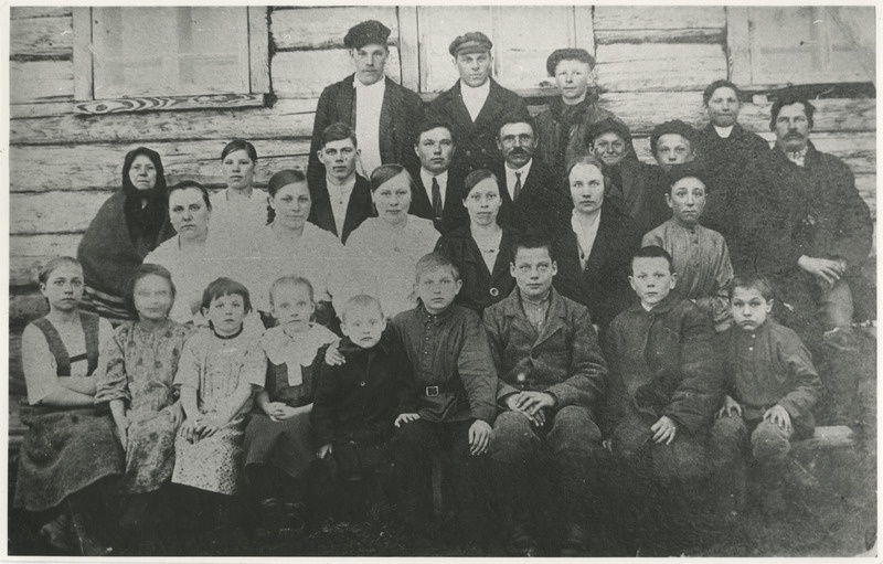 Kolmeklassilise Vene ja eesti keele kooli lapsed ja laste vanemad