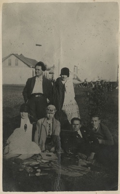 Aleksander Ivan koos määratlemata isikutega reisil Tallinnasse?  duplicate photo