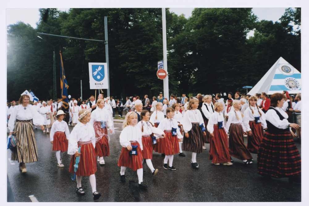 XXIII üldlaulupeo rongkäik Tallinnas 3.juulil 1999.a., Kernu lastekoor ja lauluõpetaja Kai Ups.