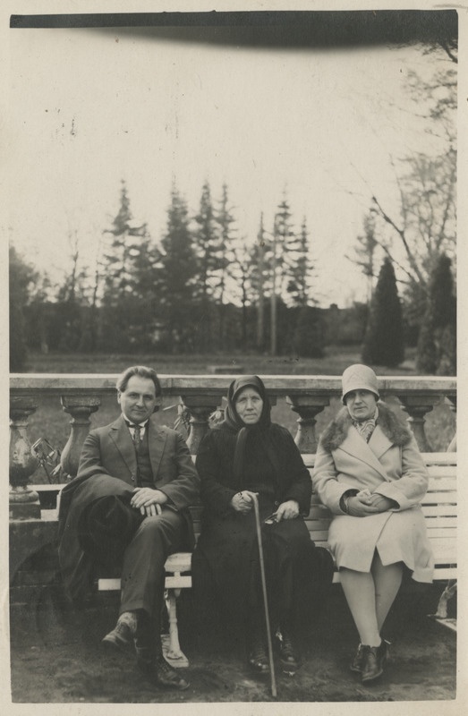 Aleksander Ivan koos määratlemata isikutega