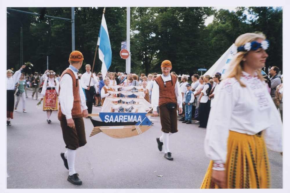 XXIII üldlaulupeo rongkäik Tallinnas 3.juulil 1999.a., peolised Saaremaalt.