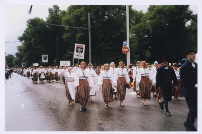XXIII üldlaulupeo rongkäik Tallinnas 3.juulil 1999.a., Harju-Madise kiriku segakoor Padise vallast.  duplicate photo