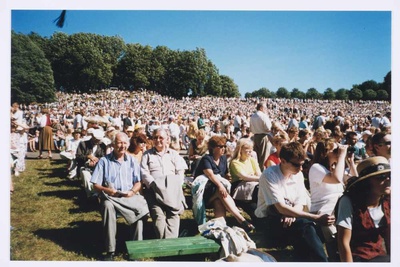 XXIII üldlaulupeo rongkäik Tallinnas 3.juulil 1999.a., Eestirootslaste Kultuuriühingu SOV (Svenska Odlinges Vänner) esimees Sven Salin ja Rootsi-Mihkli kiriku koguduse juhatuse aseesimees Toomas Lilienberg (paremal).  duplicate photo