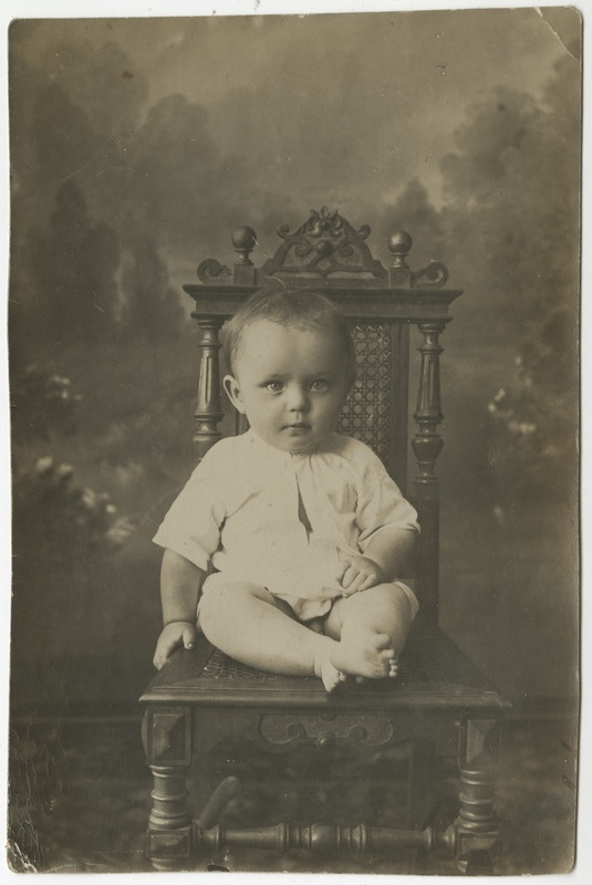 Väike Harri toolil istumas