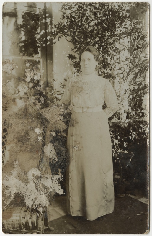 Naine seismas terrassil