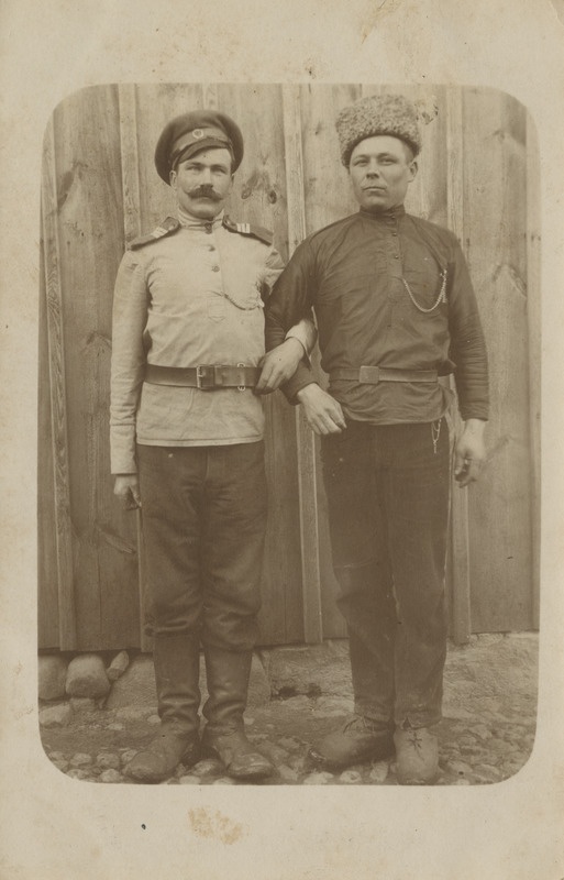 Kaks sõjaväelast teineteise käevangus poseerimas