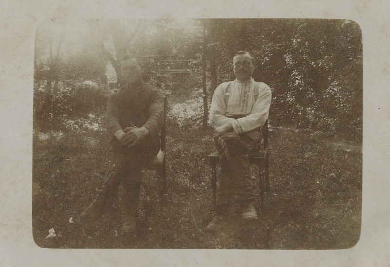 Lavrenti Kartikov koos sõjaväelasega