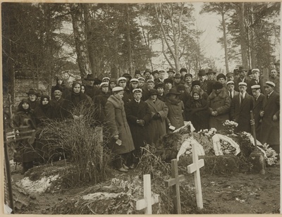 Eesti üliõpilaste seltsi "Veljesto" liikme August Goldbergi matus Võnnu Jakobi surnuaial, grupifoto  duplicate photo