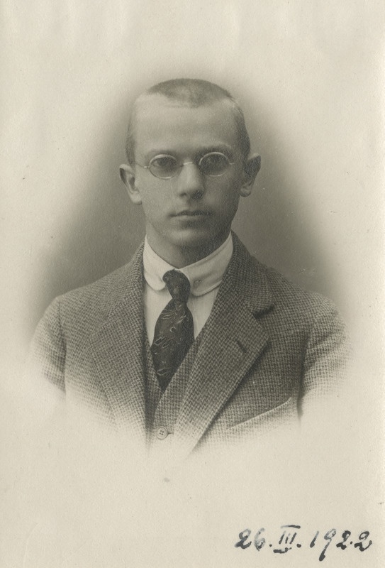 Eesti üliõpilaste seltsi "Veljesto" liige Harry Moora, portreefoto