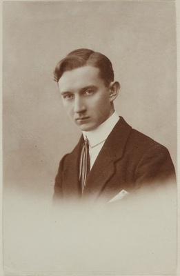 Eesti üliõpilaste seltsi "Veljesto" liige Peeter Sepp, portreefoto  duplicate photo