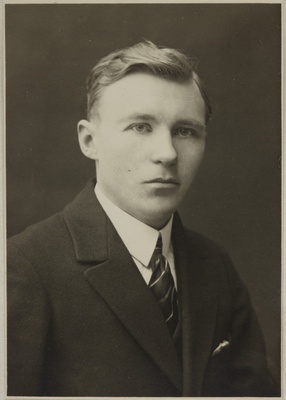 Eesti üliõpilaste seltsi "Veljesto" liige Arnold Soom, portreefoto  duplicate photo