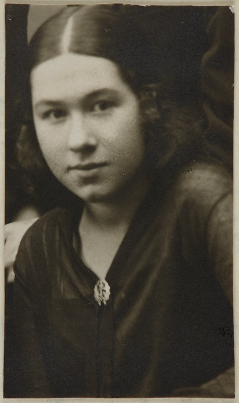 Eesti üliõpilaste seltsi "Veljesto" liige Gerta Marie (Kärt) Kink, väljalõigatud portree suuremast fotost