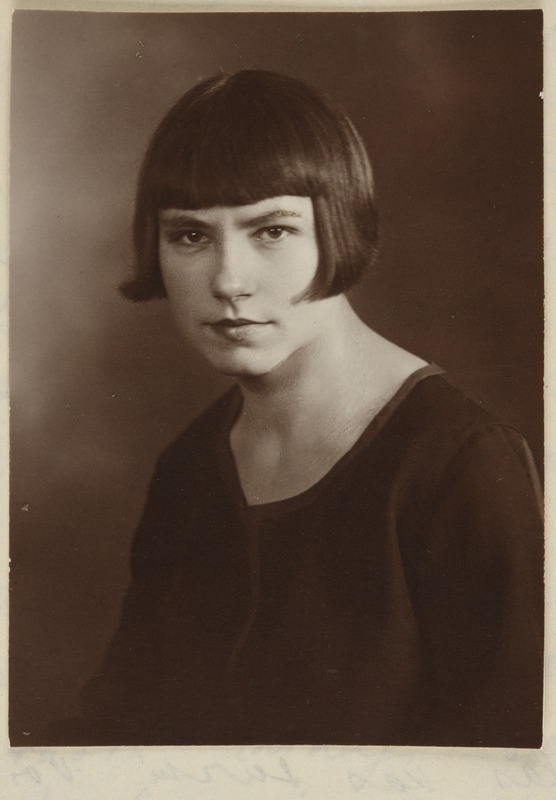 Eesti üliõpilaste seltsi "Veljesto" liige linda Leeman, portreefoto