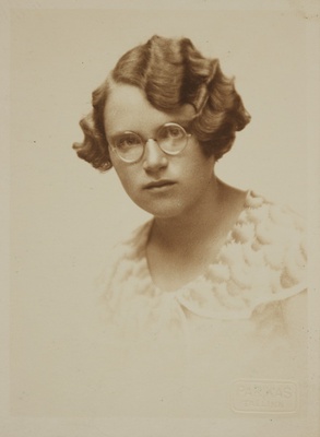 Eesti üliõpilaste seltsi "Veljesto" liige Noora Luiga (Tudeberg), portreefoto  duplicate photo