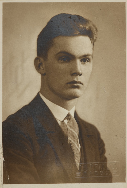 Eesti üliõpilaste seltsi "Veljesto" liige Rudolf Põldmäe, portreefoto