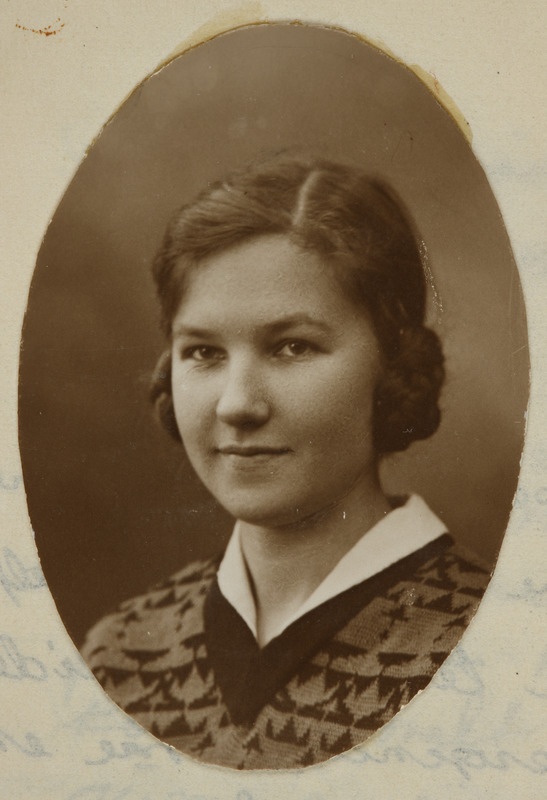 Eesti üliõpilaste seltsi "Veljesto" liige Kristine Põvvat, ovaalne portreefoto