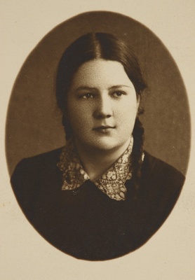 Eesti üliõpilaste seltsi "Veljesto" liige Õie Sõster (Olup-Keinaste), ovaalne portreefoto  duplicate photo
