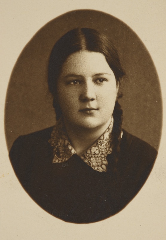 Eesti üliõpilaste seltsi "Veljesto" liige Õie Sõster (Olup-Keinaste), ovaalne portreefoto