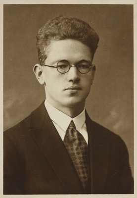 Eesti üliõpilaste seltsi "Veljesto" liige Paul Vihalem, portreefoto  duplicate photo