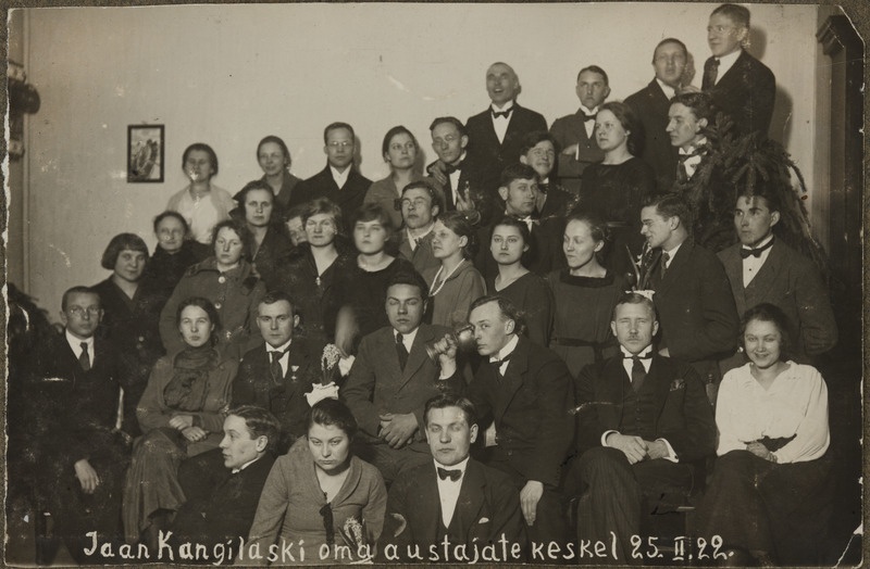 Eesti üliõpilaste seltsi "Veljesto" liige Jaan Kangilaski oma austajate keskel, grupifoto