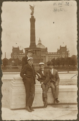 Oskar Loorits, Albert Kivikas, August Annist ja Jaan Taklaja Riigipäevahoone esisel väljakul Berliinis  duplicate photo