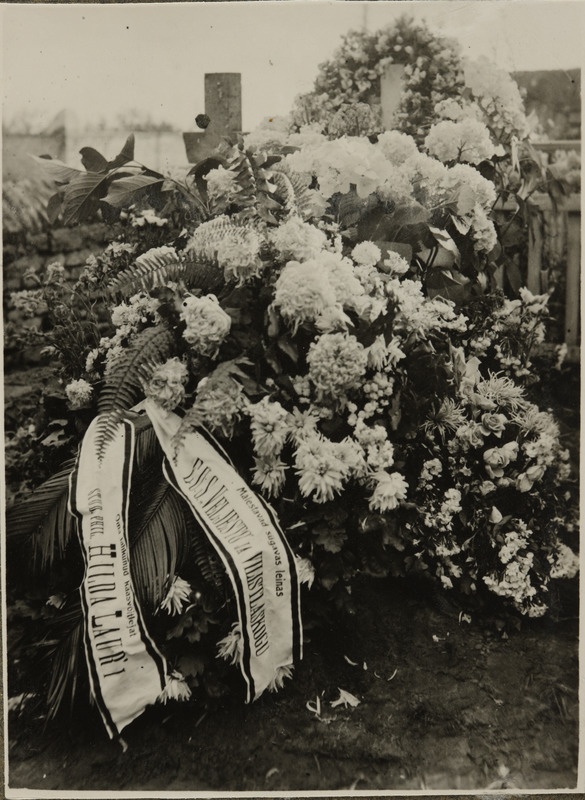Eesti üliõpilaste seltsi "Veljesto" liikme Hilda Lauri lilledega ehitud hauaküngas matusepäeval