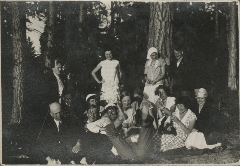 Eesti üliõpilaste seltsi "Veljesto" suvepäevad Kunda rannas. Osavõtjate grupifoto metsa all