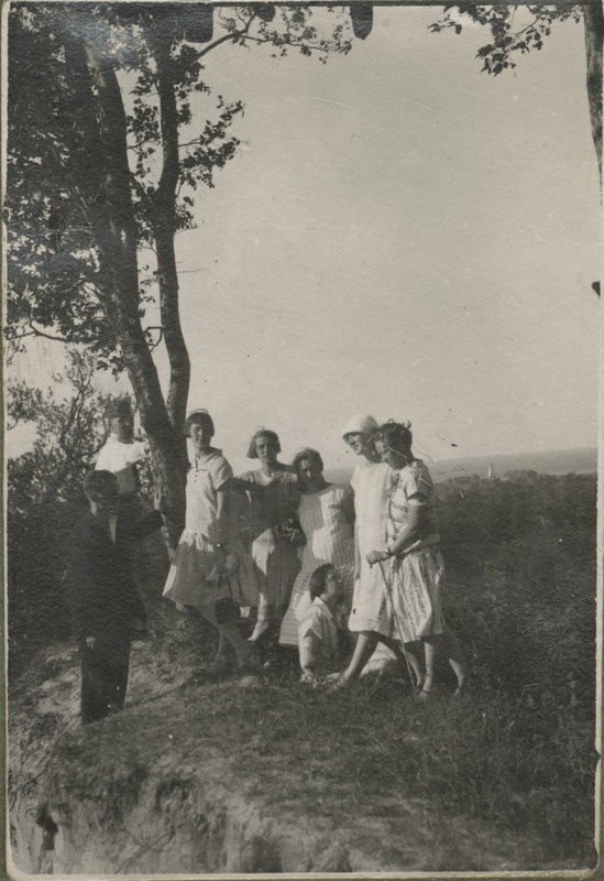 Eesti üliõpilaste seltsi "Veljesto" suvepäevad Kunda rannas. Rühm osavõtjaid kaldaveerel üksiku puu juures