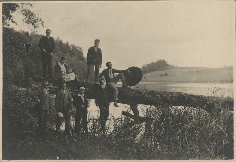Eesti üliõpilaste seltsi "Veljesto" suvepäevad Võrumaal. Grupp osavõtjaid järve langenud jämeda puu juures