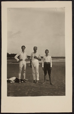 Jaan Tõnisson poegadega rannas.  duplicate photo