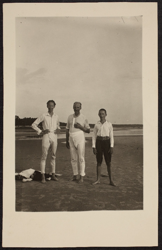 Jaan Tõnisson poegadega rannas.