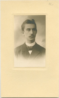 Portree Jaan Tõnissonist pärast ülikooli lõpetamist.  duplicate photo