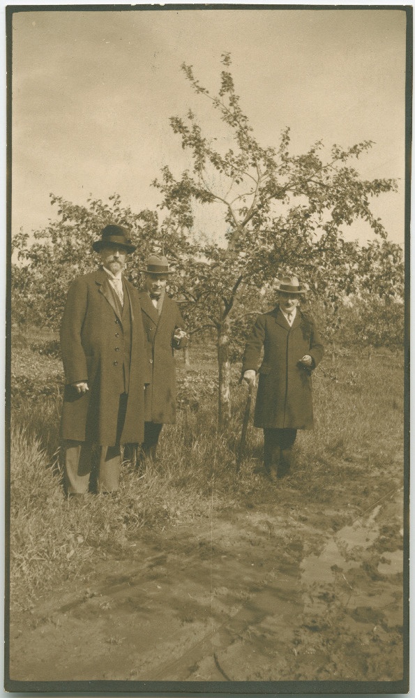 Jaan Tõnisson tuttavatega Eerikal.