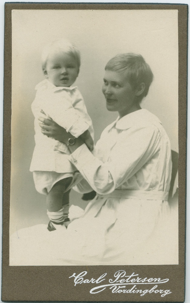 Tundmatu naine väikelapsega (võimalik, et üks Tõnissonide lastest)