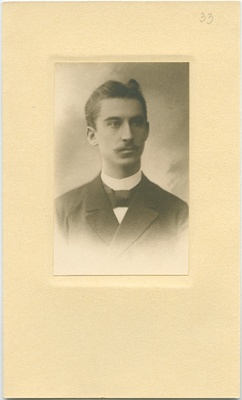 Portree Jaan Tõnissonist pärast ülikooli lõpetamist.  duplicate photo